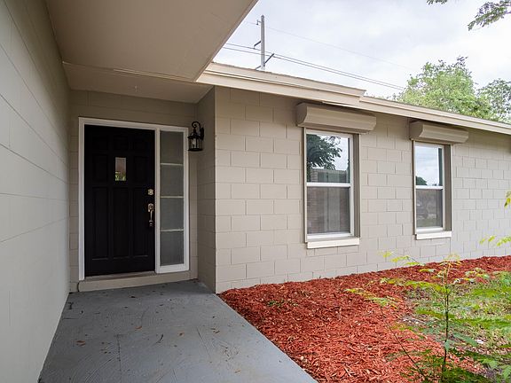 2nd image of 2945 Las Palmas Dr