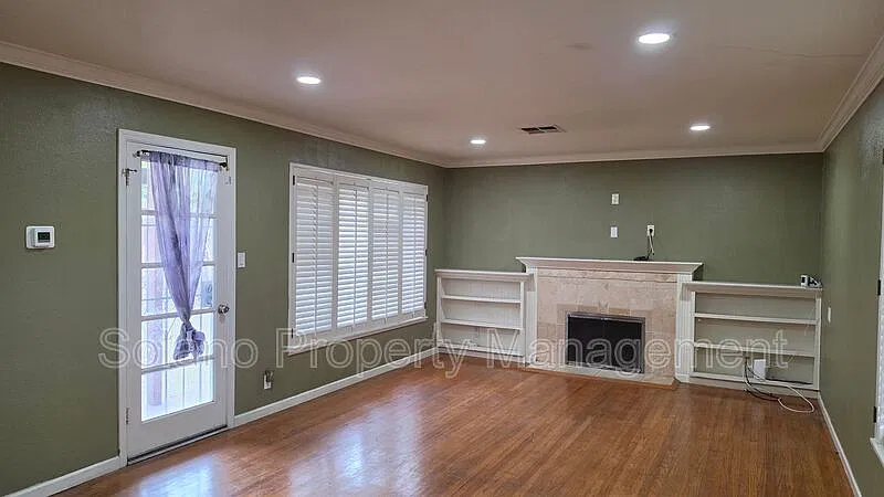 3 bed, 2.0 bath, 1152 sqft, $2,950 — Photo 2