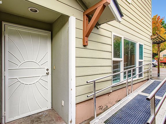 4th image of 700 Barton Ave