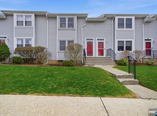 28 Village Dr #303, Hamburg, NJ