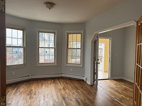 2nd image of 590 Hawthorne Ave #1