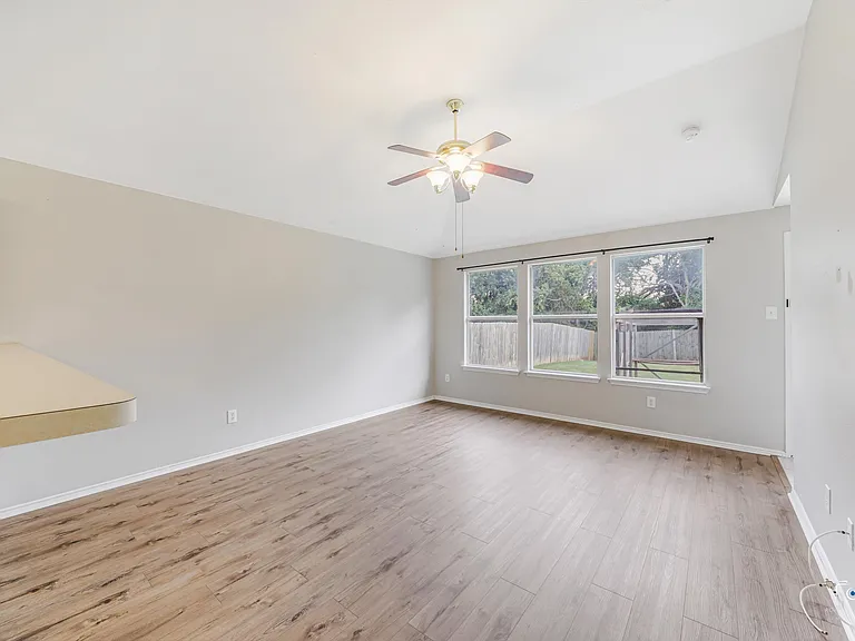 1637 Elm St — Photo 11