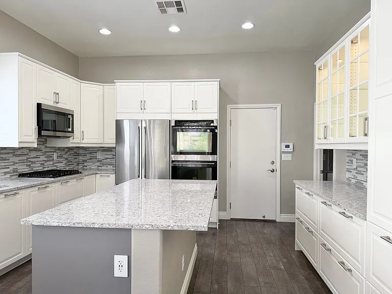 2752 Glen Port St — Photo 13