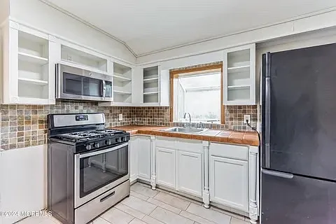 4 bed, 1338 sqft, $3,195 — Photo 2