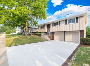 2922 W Larchmont Ln, Peoria, IL 61615