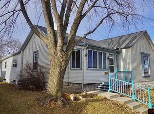 614 S 3rd St, Saint Peter, MN 56082