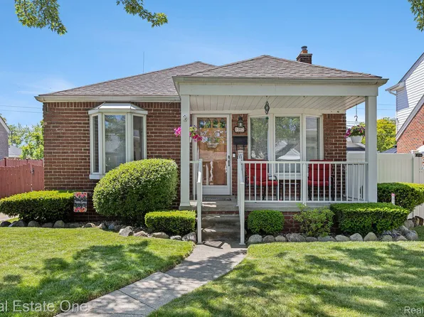 1062 11th St, Wyandotte, MI 48192