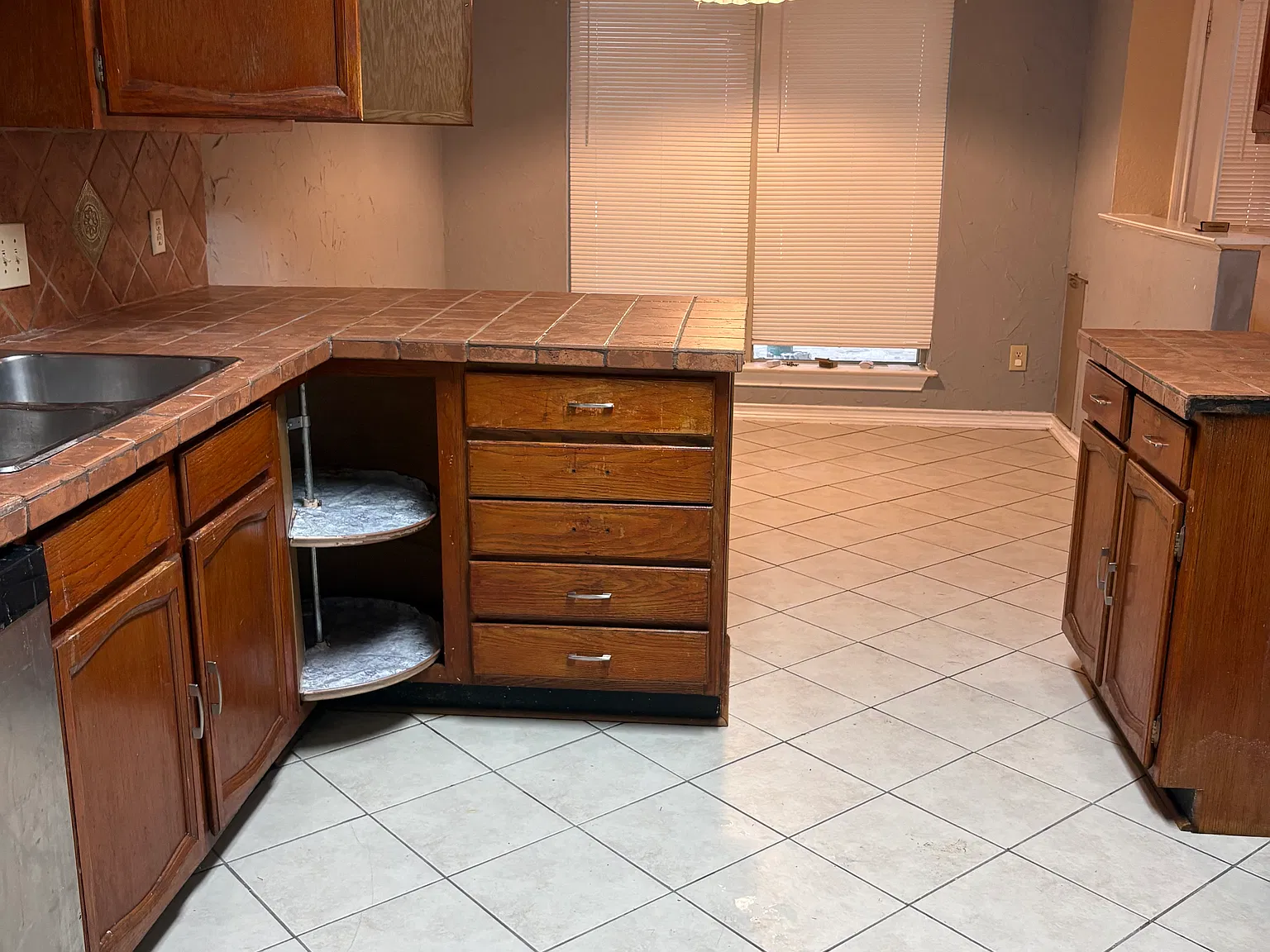 4 bed, 1923 sqft, $2,580 — Photo 2
