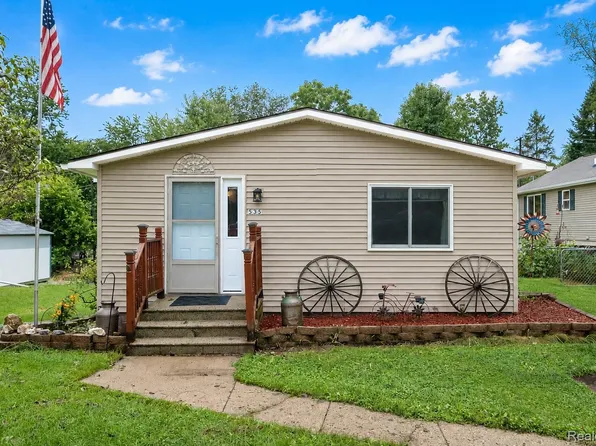 535 Snyder Rd, Highland, MI 48357