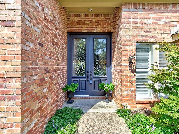 3rd image of 2901 Oak Trail Ct
