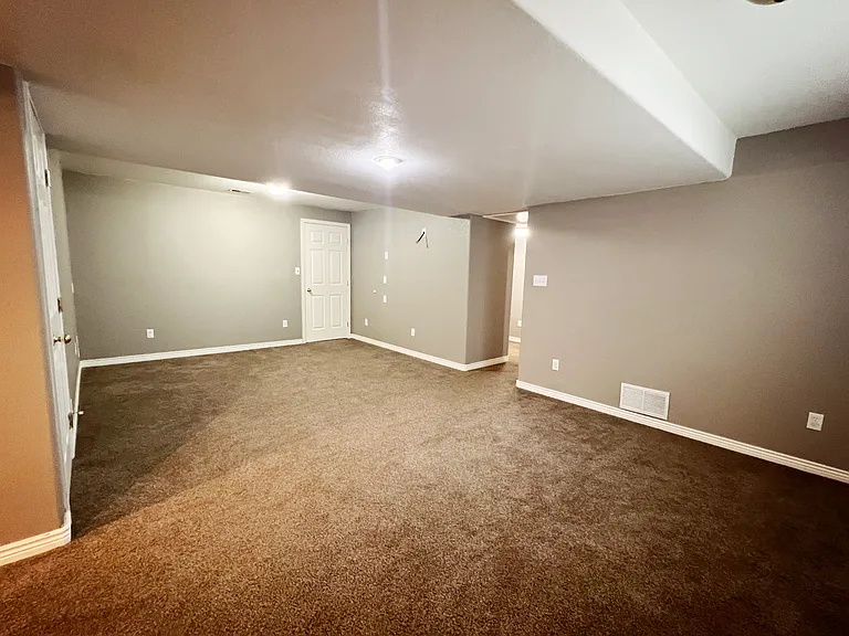 990 Emerald Dr — Photo 13