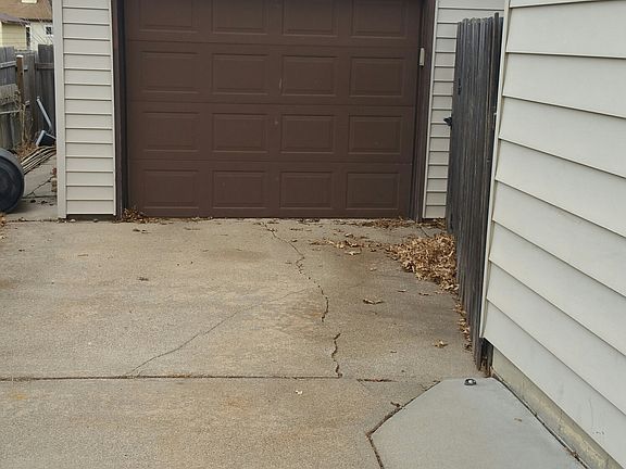 detached 1+ stall garage