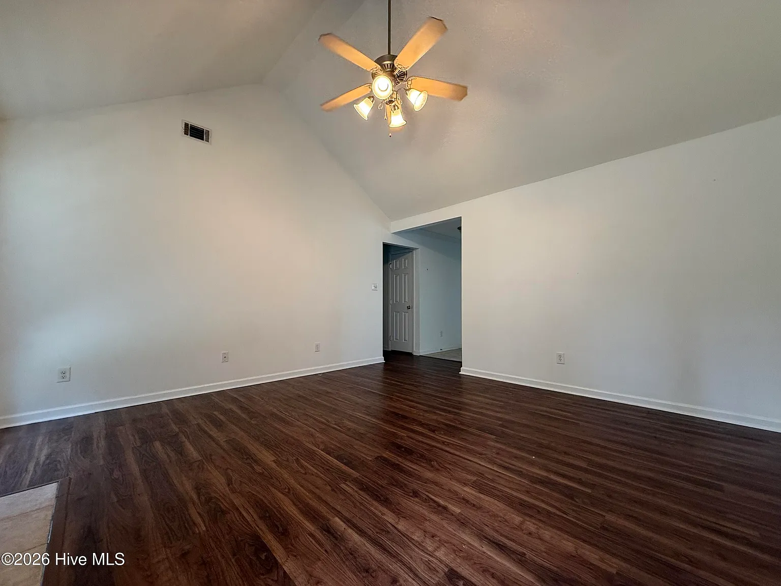 3 bed, 2.0 bath, 1367 sqft, $1,595 — Photo 3