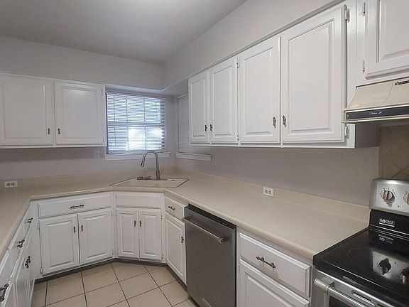 4th image of 303 W Silver Sands Dr