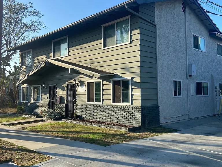 2415 E 6th St — Photo 3