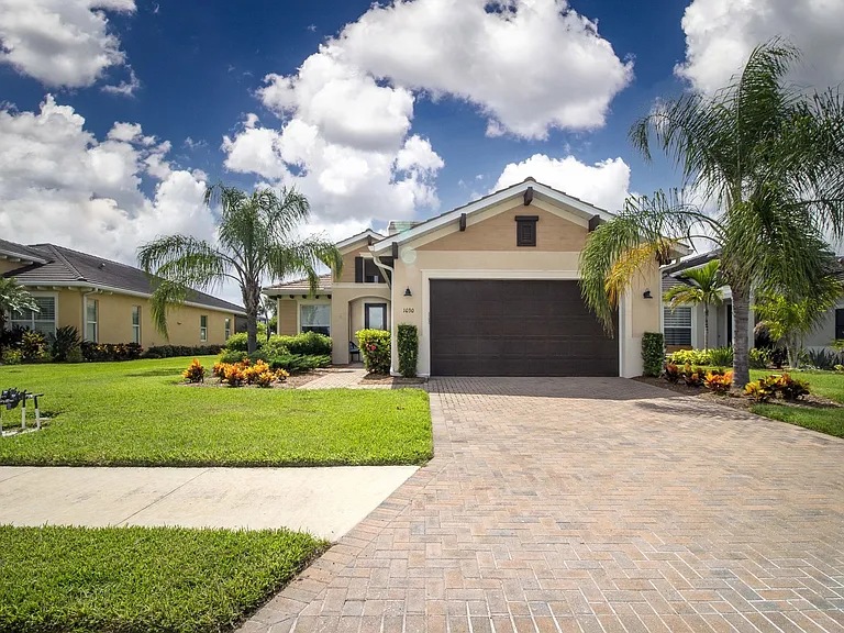 1030 Overlook Ct — Photo 1