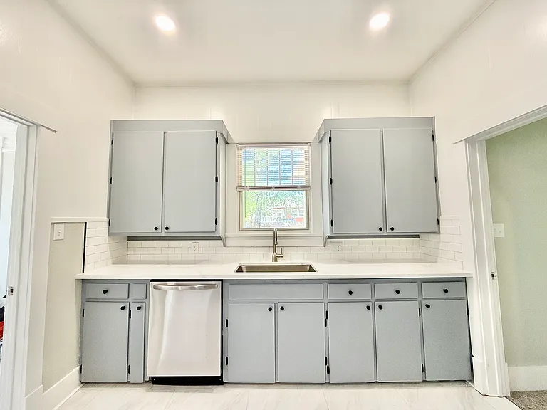 1201 E Lamar St — Photo 30