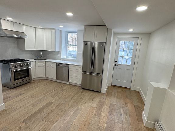 5th image of 39-39 Crescent St Floor 1