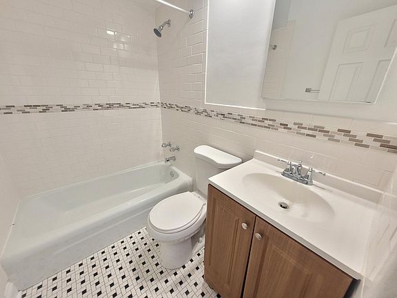 4th image of 602 W Cornelia Ave