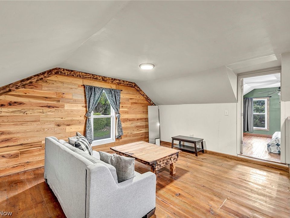 28th image of 262 E Walnut St