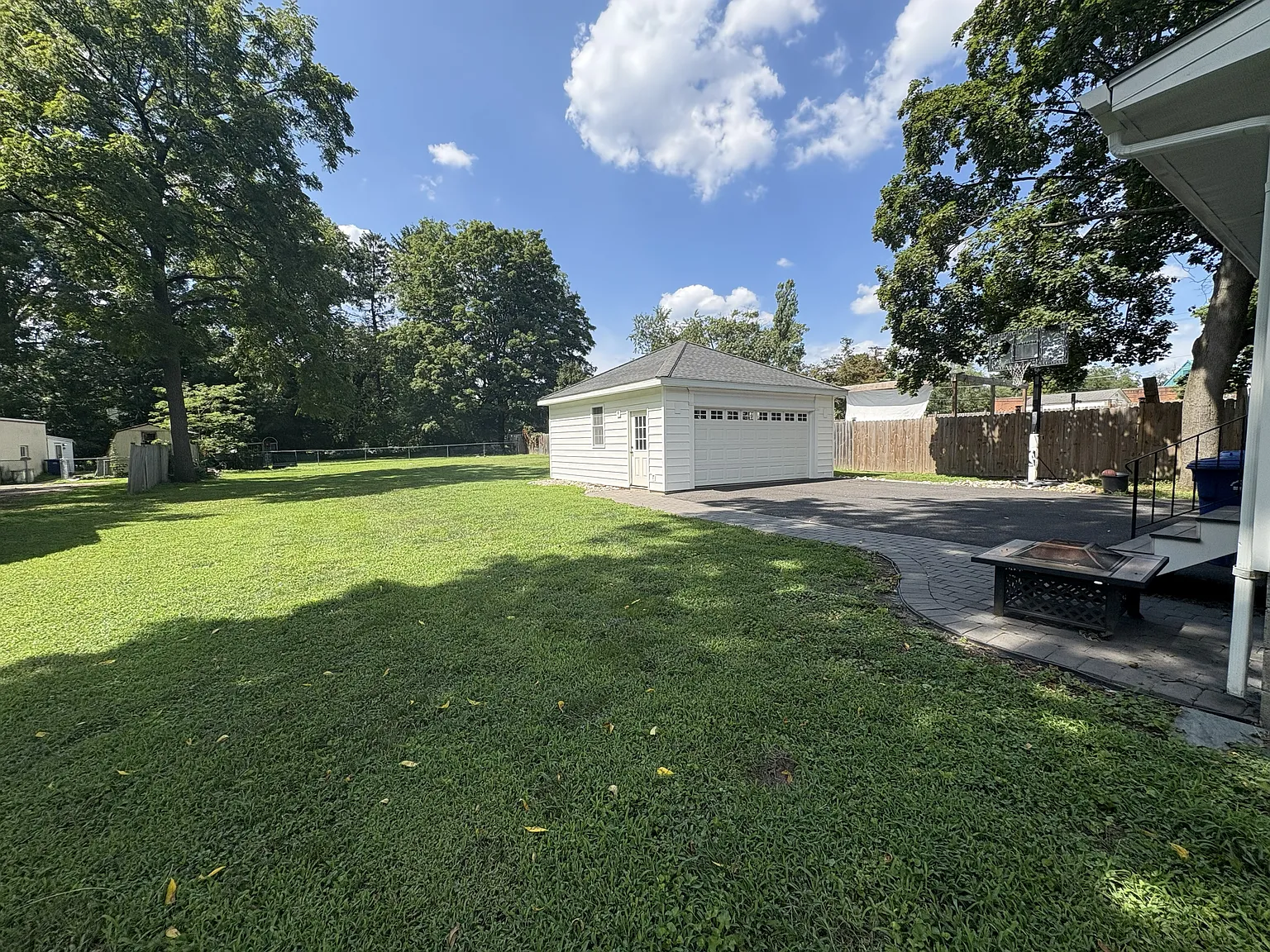 4 bed, 2096 sqft, $3,500 — Photo 3