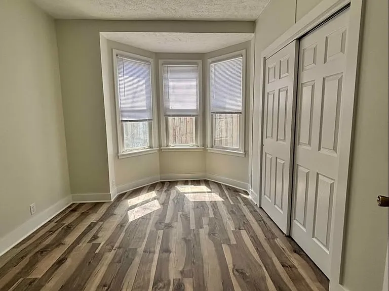 422 N Nye Ave — Photo 5