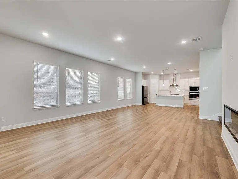 7005 Sunset Blvd — Photo 5