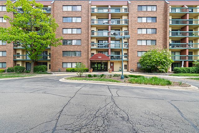 1800 Huntington Blvd APT 307 — Hilldale Golf Club
