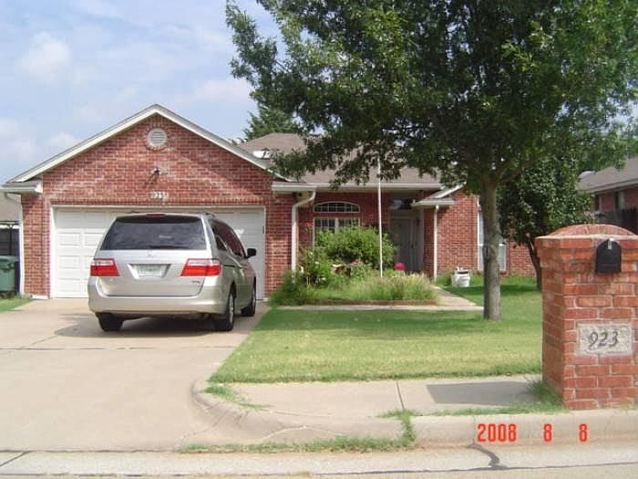 923 QUEENS CIRCLE