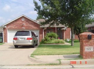 923 Queens Cir, Edmond, OK 73034