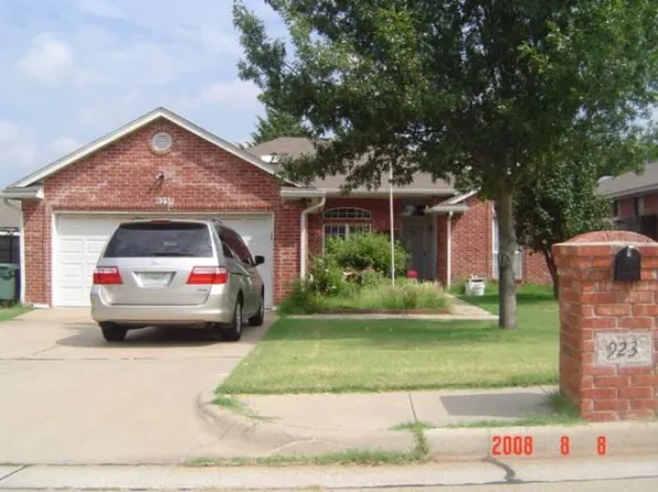 923 Queens Cir, Edmond, OK 73034