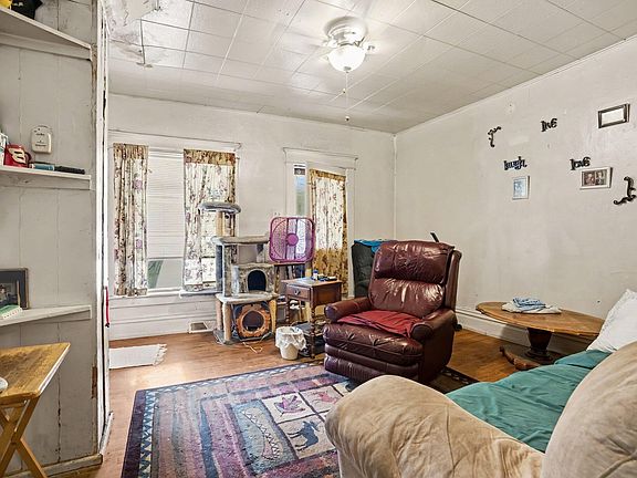 4th image of 302 N Van Buren St
