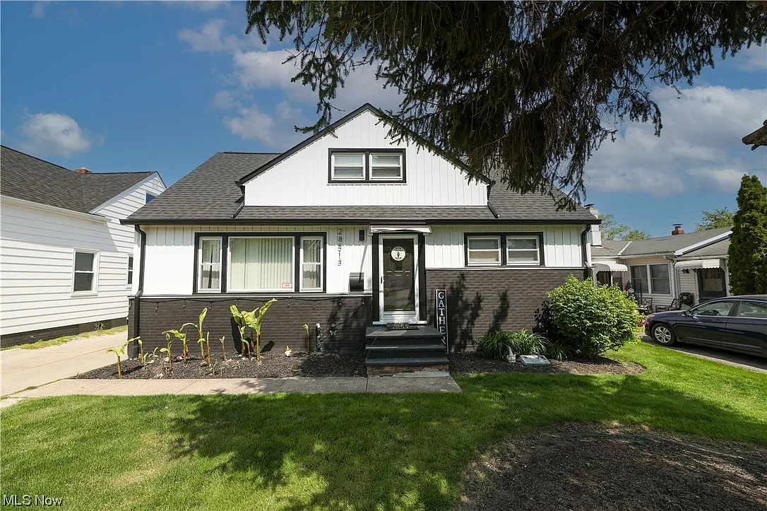 28513 Lake Shore Blvd photo 1