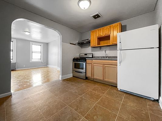 4th image of 152 Graham Ave APT 3