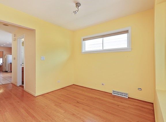 4th image of 7920 W Oakton St