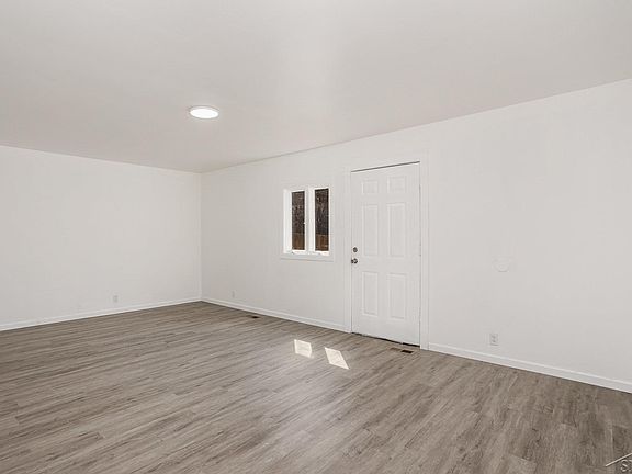 5th image of 3828 York Dr