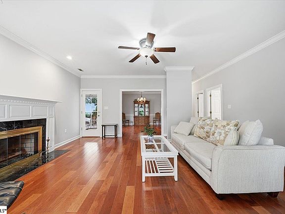 3rd image of 6 Greenview Dr