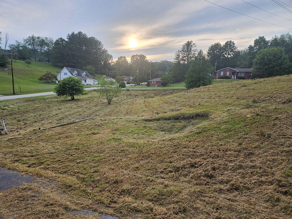 4th image of 2207 W Meadowbrook St
