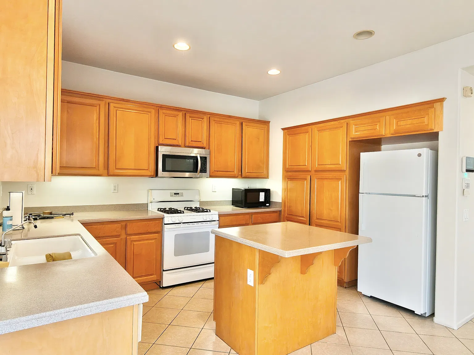 4 bed, 1890 sqft, $3,600 — Photo 2
