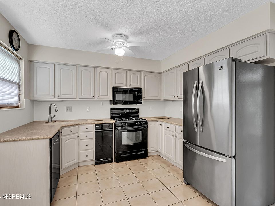 2nd image of 11 Rawson Circle #1002