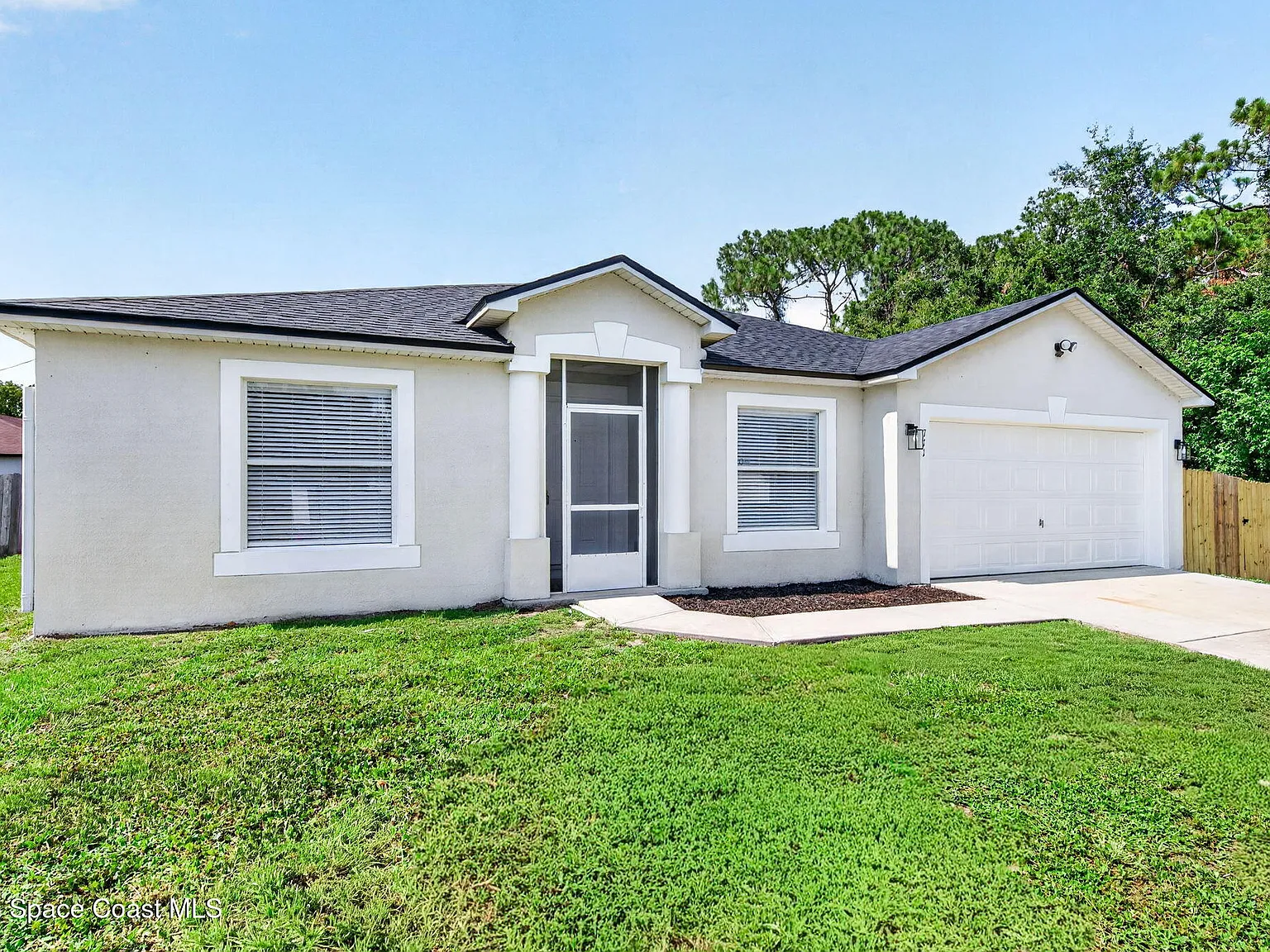 4 bed, 2.0 bath, 1621 sqft, $2,050 — Photo 1