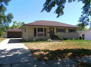 1619 Victoria Dr, Waukesha, WI 53189