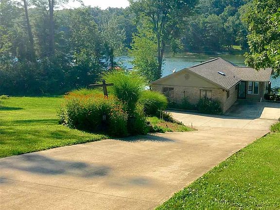 3rd image of 298 W Pine Dr