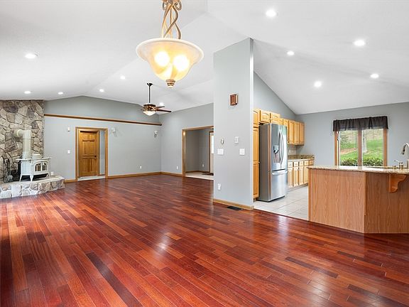 4th image of 4 Pearl Brook Rd