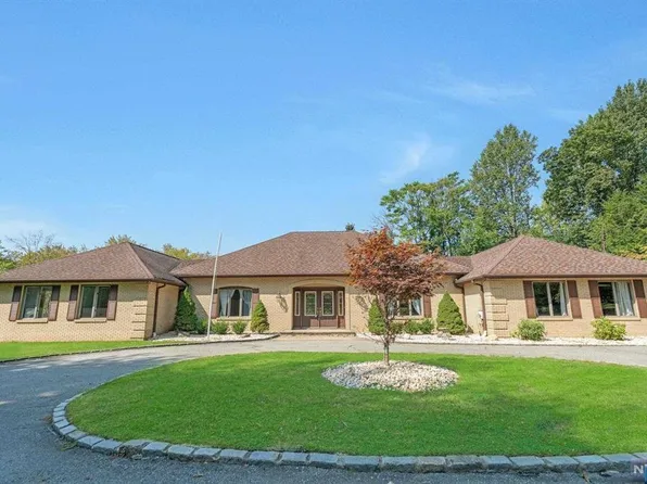 931 Marie Ct, Franklin Lakes, NJ 07417