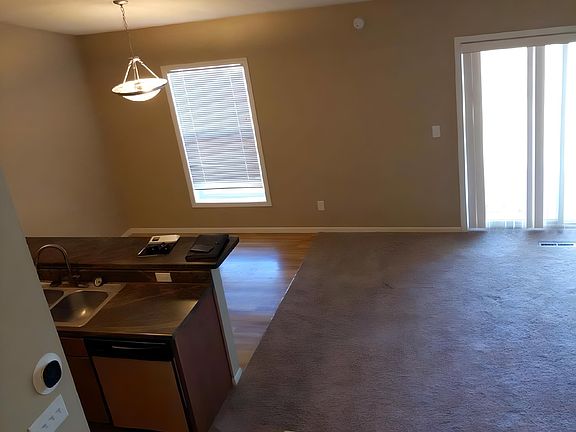 3rd image of 905 Wescott Sq #905