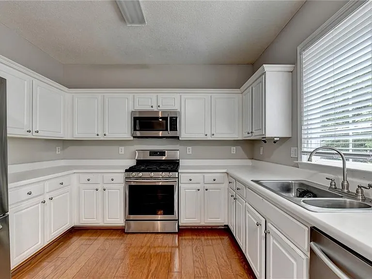 565 Alstonefield Dr — Photo 12