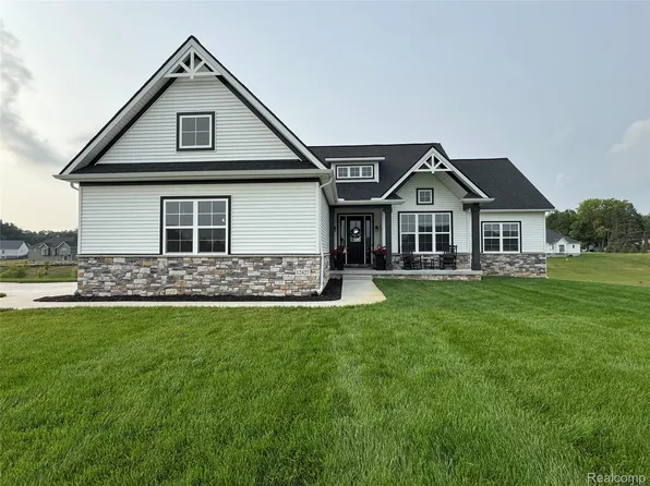 12427 Janes Lndg, South Lyon, MI 48178