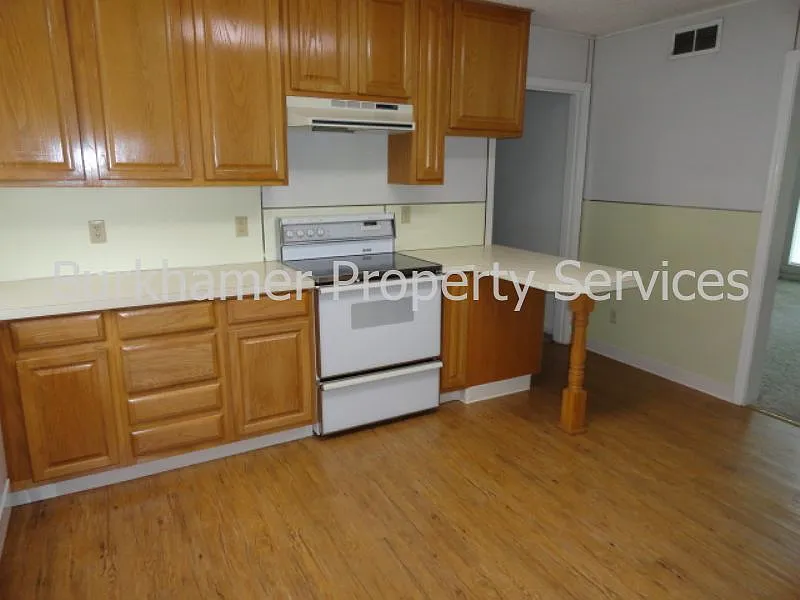 3 bed, 1.0 bath, 2120 sqft, $1,795 — Photo 3