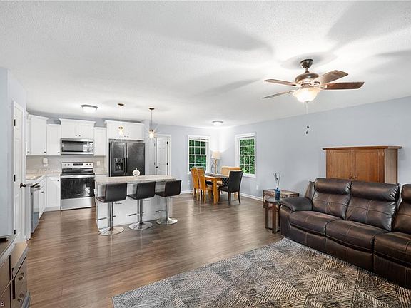 3rd image of 80 Meadowdale Dr